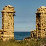 ...per l'esistenza dei resti di un antico edificio in tufo che sembra fare da guardia al mare